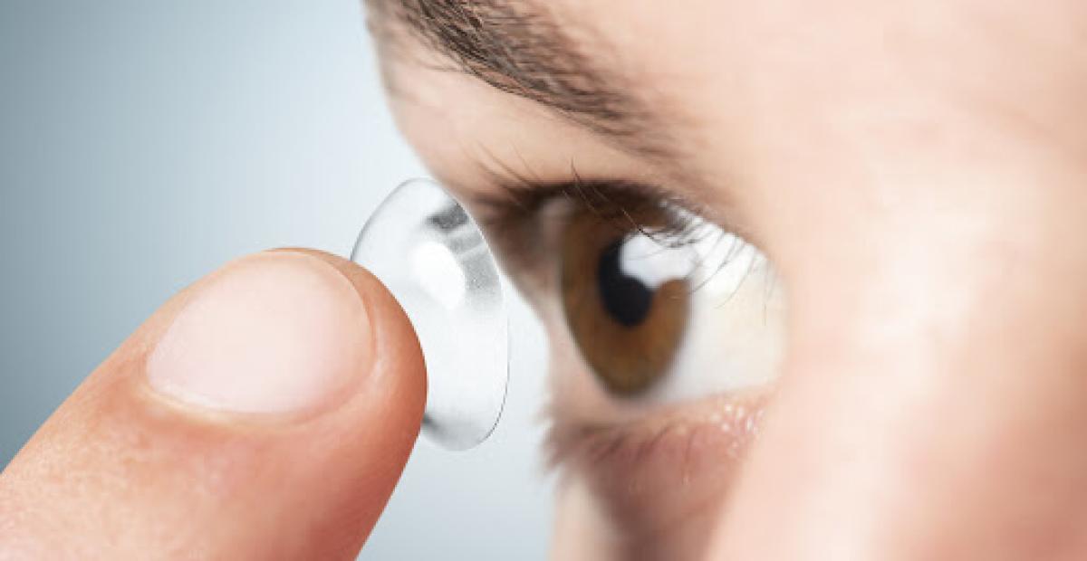 Illustration de l'article Puis-je porter des lentilles de contact et des lunettes de manière interchangeable ? - Scoop Vision