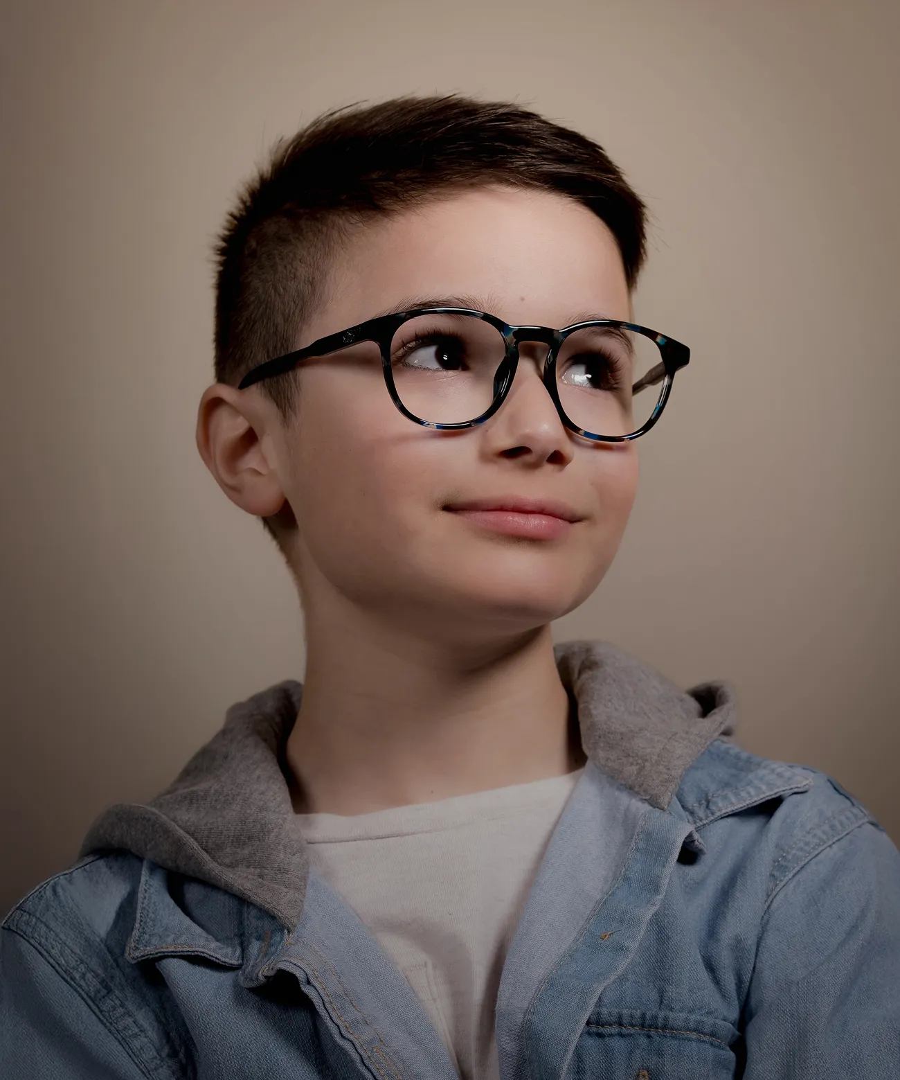 Enfant portant des montures colorées et adaptées chez Scoop Vision
