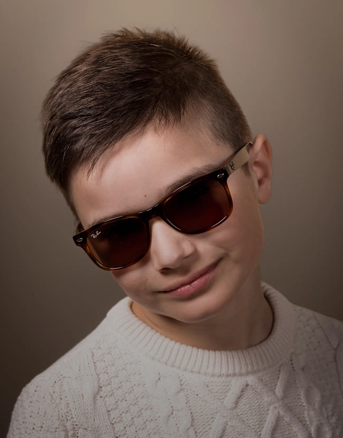 Enfant essayant des montures en succursale Scoop Vision
