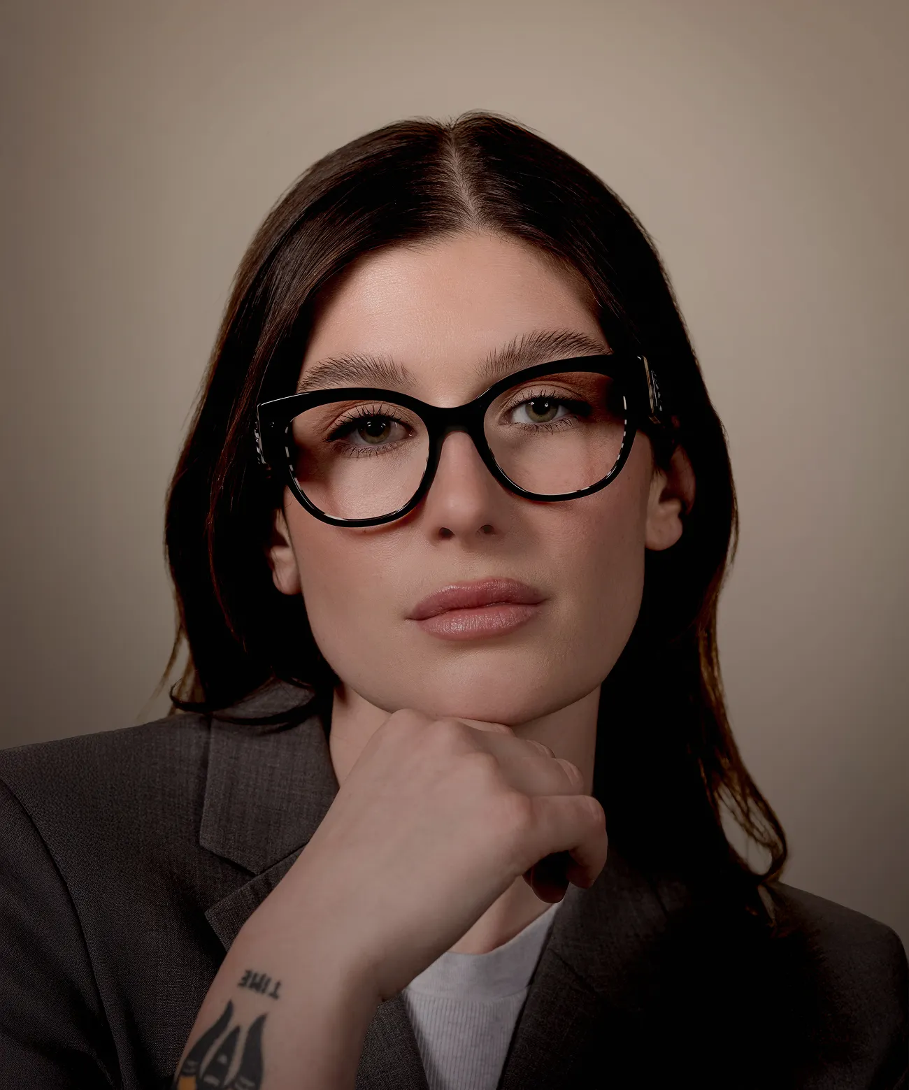Modèle présentant les montures pour femmes Scoop Vision