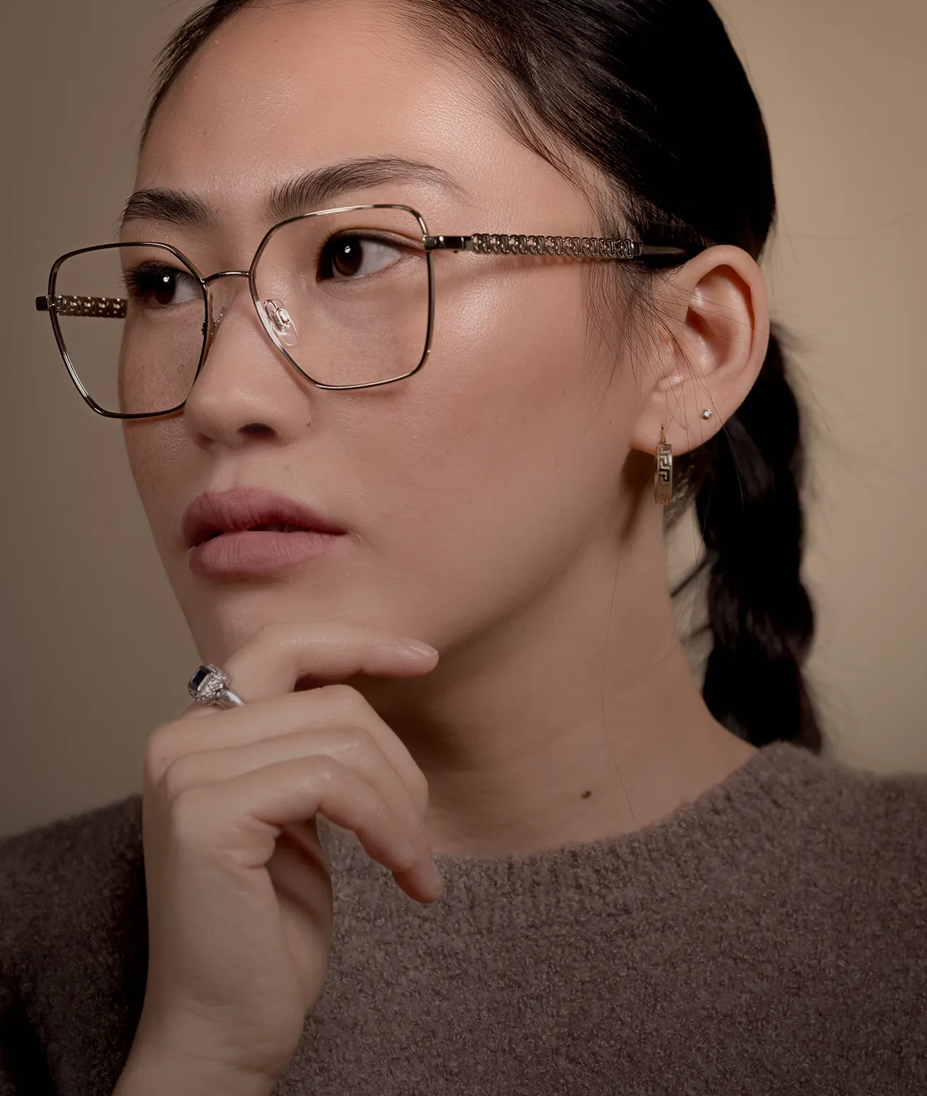 Modèle féminin portant des montures tendance Scoop Vision