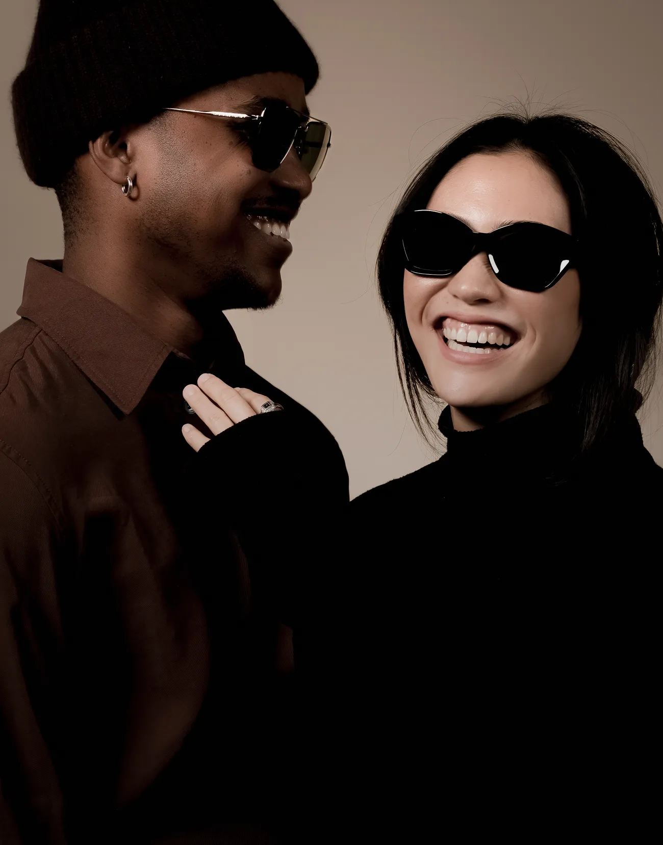 Modèles portant des lunettes Scoop Vision en succursale