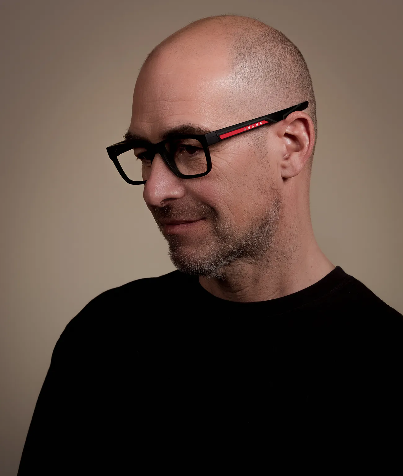 Modèle masculin portant des lunettes tendance Scoop Vision