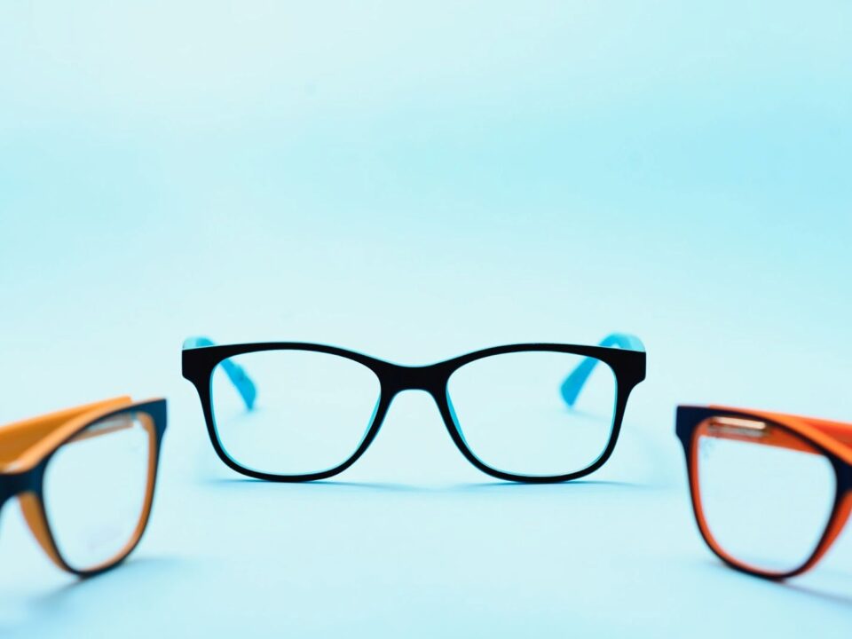 Puis-je personnaliser mes lunettes avec des couleurs ou des motifs